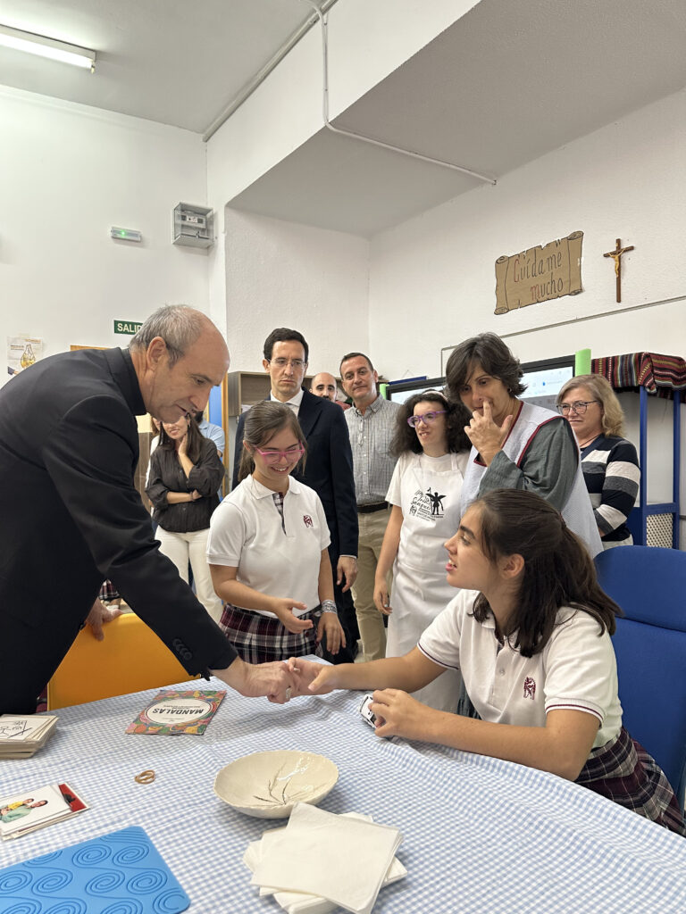 Una visita llena de alegría: el Obispo de Córdoba, Don Jesús, comparte una jornada muy especial en el Colegio Diocesano Sansueñ